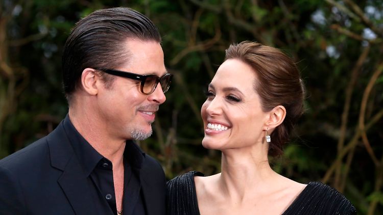 Nach neun Jahren Beziehung und drei gemeinsamen Kindern haben sie es geschafft: Brad Pitt und Angelina Jolie sind verheiratet.