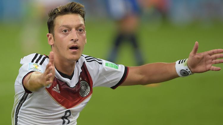 Mesut Özil ist schwer am Knie verletzt.