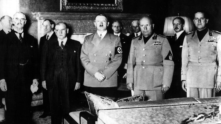 Unterzeichnung des Münchner Abkommens Ende September 1938: Adolf Hitler steht zwischen (v.l.n.r.) Neville Chamberlain, Édouard Daladier, Benito Mussolini und Graf Galeazzo Ciano.