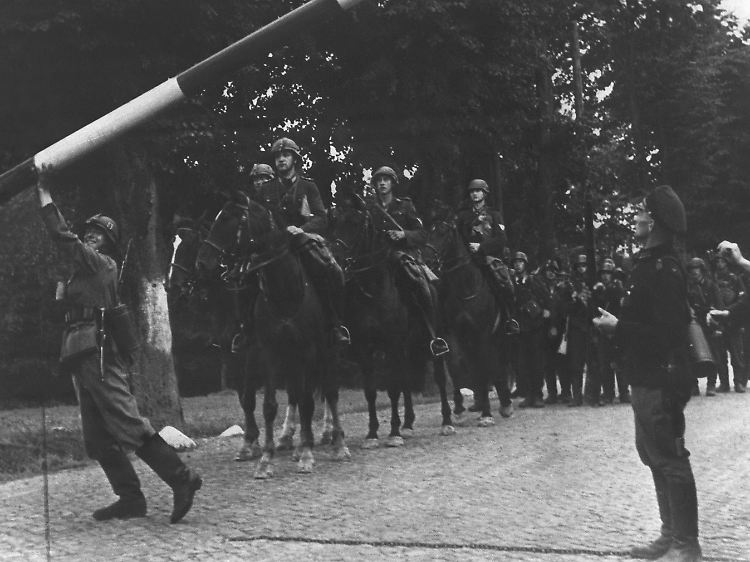 Beim Einmarsch deutscher Truppen in Polen am 1. September 1939 beseitigen Soldaten der deutschen Wehrmacht einen Schlagbaum an der ehemaligen Zoll-Grenze von Zoppot nach Gdingen.