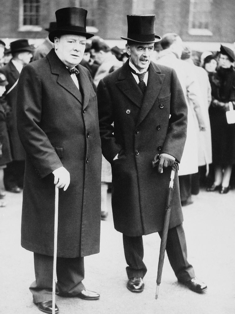 Großbritanniens Kriegspremier Winston Churchill (links) mit dem Hitler-Beschwichtiger Neville Chamberlain.