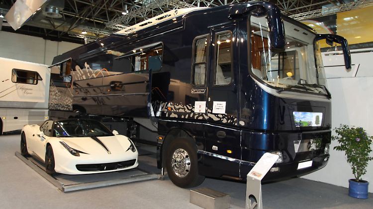 Teuerstes Modell des Caravan Salons: Volkner Mobil Performance II in dessen Unterboden sich eine Garage für beispielsweise einen Sportwagen Ferrari 458 Italia befindet. (Preis: 940.000 Euro)