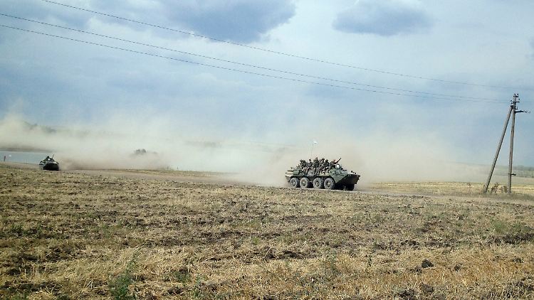 Russische Panzer und prorussische Rebellen sind ukrainischen Angaben zufolge im Osten der Ukraine auf dem Vormarsch. 