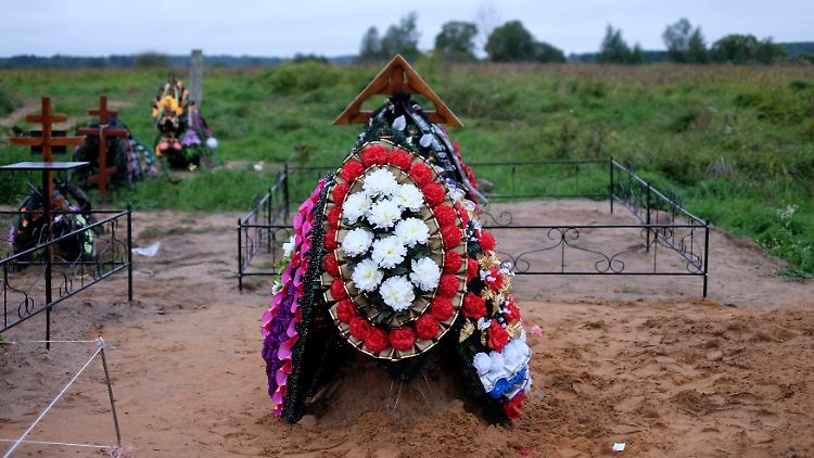 Eines der zwei Gräbern auf dem Friedhof in Pskow, wo eine geheimgehaltene Beerdigung der zwei Fallschirmjäger stattfand. 