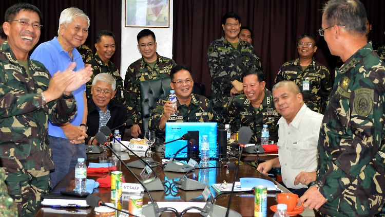 Freude nach der gelungenen Befreiungsaktion beim philippinischen Militär.