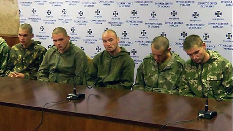 Einige der zehn russischen Soldaten, die nun ausgetauscht worden sind.