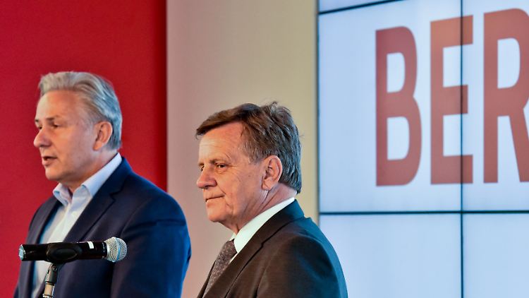 Klaus Wowereit geht bald, Hartmut Mehdorn bleibt auf der BER-Brücke.