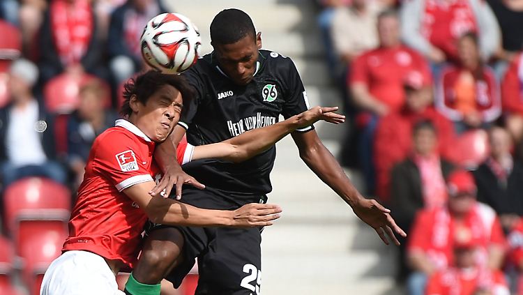 Viel Kampf, keine Tore: Der Mainzer Ja-Cheol Koo, links, und Hannovers Marcelo.
