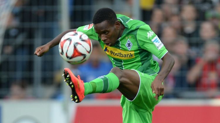 Ibrahima Traore von Mönchengladbach spielt den Ball.