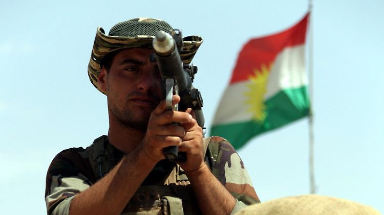 Ein Peshmerga-Kämpfer bezieht Stellung in Makhmur. Deutschland liefert erstmals Waffen in ein Kriegsgebiet.