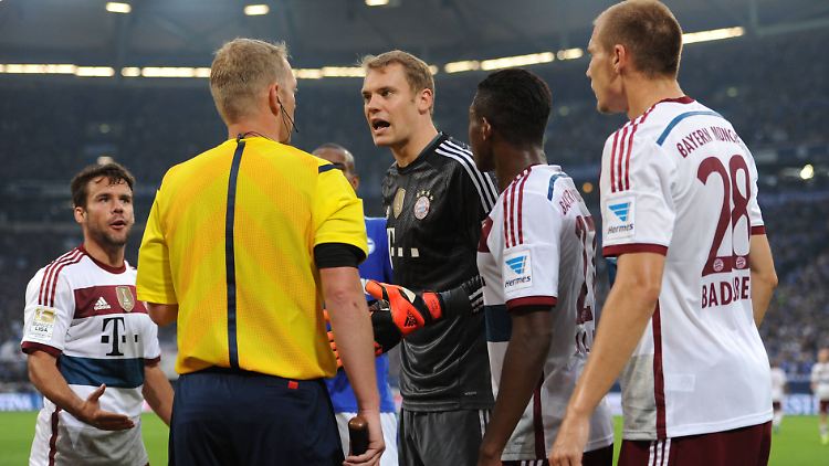 "Dann ist es Handspiel": Manuel Neuer plauscht mit Linienrichter Thorsten Schiffner.