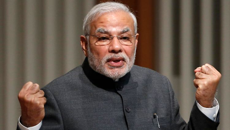 Hindu-Nationalisten schreiben Schulbücher um, hetzen gegen Islam und Christentum, doch Staatschef Modi schweigt.