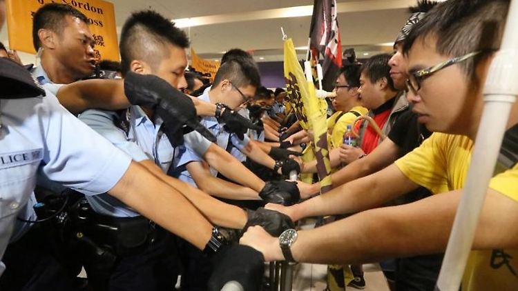 Die Polizei in Hongkong versuchte die Demonstranten in Schach zu halten. Offenbar kam Pfefferspray zum Einsatz.