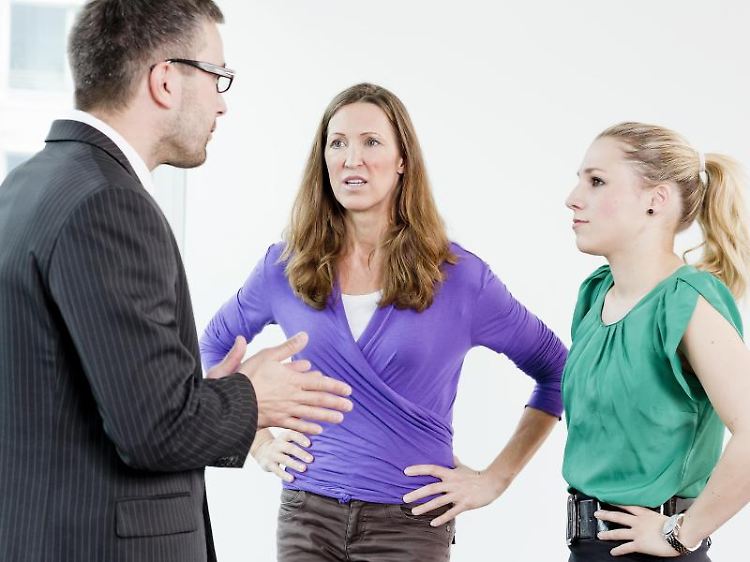 Bei Problemen im Team sollten Mitarbeiter nicht auf ein Machtwort des Chefs warten. Streit wird eher beigelegt, wenn alle Beteiligten gemeinsam an der Lösung arbeiten.