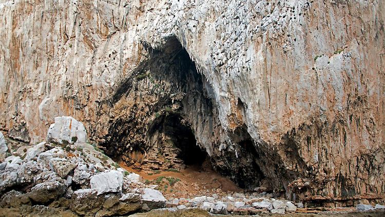Der Eingang zur Gorham-Höhle in Gibraltar an der Südspitze der iberischen Halbinsel. Die Höhle ist seit Langem als Wohnort von Neandertalern bekannt.