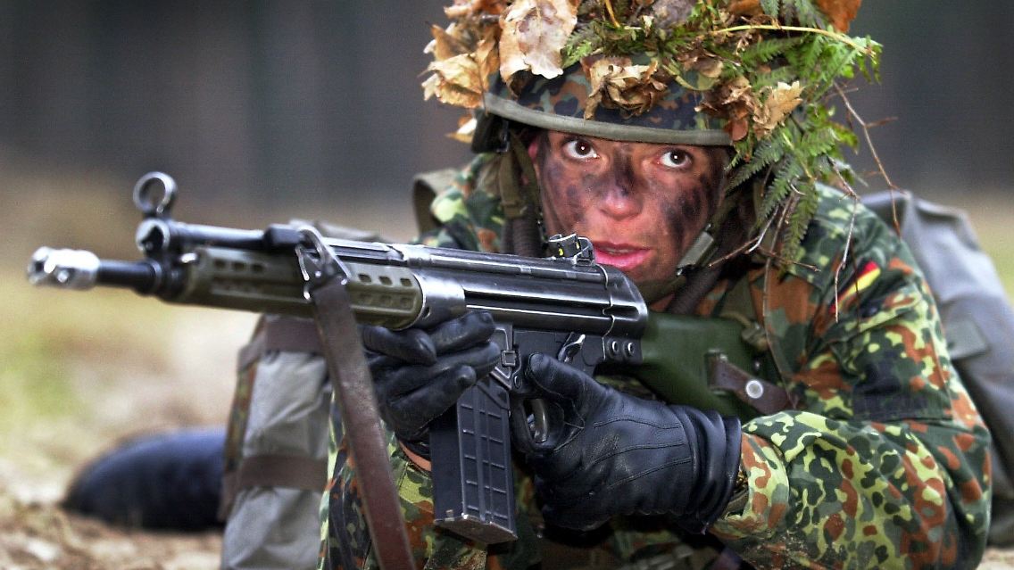 Einen Hauptteil der ersten Lieferung machen Sturmgewehre vom Typ G3 aus. Dafür gräbt die Bundeswehr tief in ihren Depots: Insgesamt 8000 der größtenteils bereits eingemotteten Gewehre werden in den Irak verschifft.