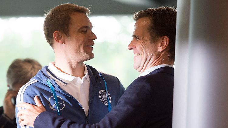 Hallöchen: Oliver Bierhoff und Manuel Neuer in Düsseldorf.