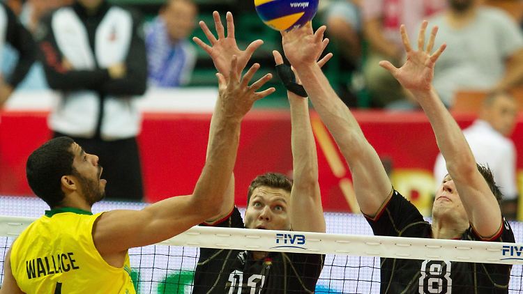 Kurzes Vergnügen: Lukas Kampa und Marcus Bohme stellen sich dem Brasilianer Wallace de Souza in den Weg.
