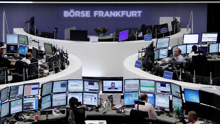 Nachrichten schauen und auf die Kurse achten: Ist das noch ein Rücksetzer oder droht Dax-Anlegern Schlimmeres?