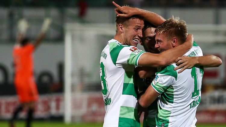 Die Fürther Marco Stiepermann und Niko Gießelmann jubeln mit ihrem Mannschaftskollegen Florian Trinks nach dessen Freistoßtor zum 3:0 in der 52. Minute.