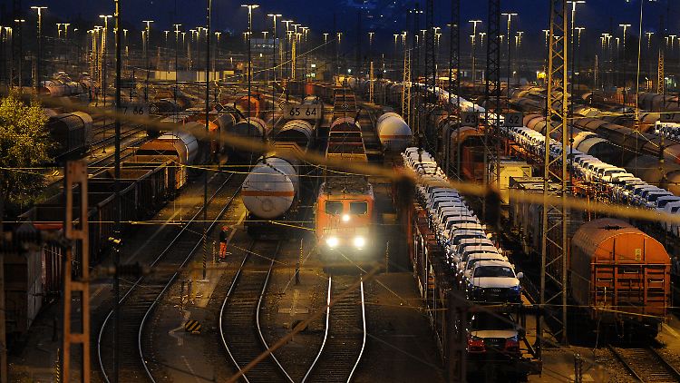 Im Fernverkehr ist am Dienstag in geringer Anzahl mit Teilausfällen zu rechnen.