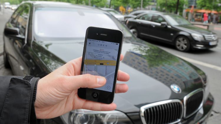 Ohne offizielle Genehmigung darf Uber nun keine Fahrgäste mehr über seine App "Uber" und "UberPop" befördern.
