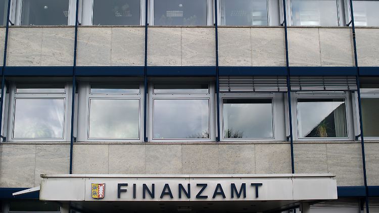 Der Angriff auf einen Beamten in Rendsburg löste eine Debatte über die Sicherheit in deutschen Behörden aus.