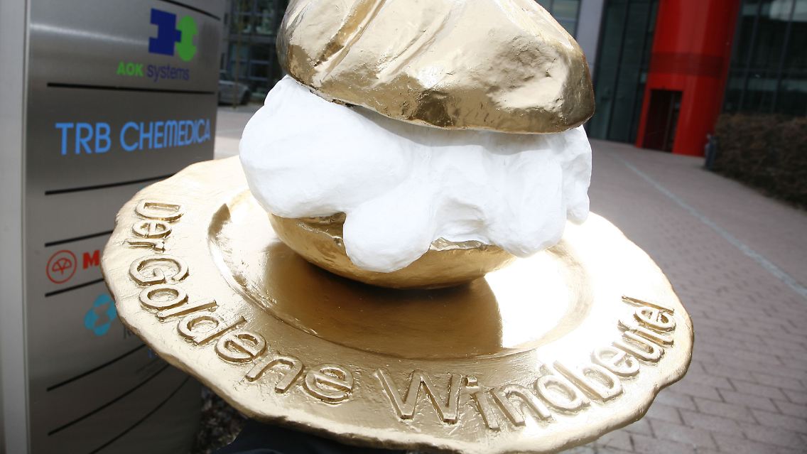 Den "Goldenen Windbeutel" verleiht der Verbraucherverein Foodwatch seit 2009 einmal jährlich. Der Negativpreis soll auf vermeintlich falsche Versprechen bei Angaben zu Lebensmitteln aufmerksam machen. Nominiert für den Titel "dreisteste Werbelüge" sind in diesem Jahr erneut fünf Produkte. Darunter das...