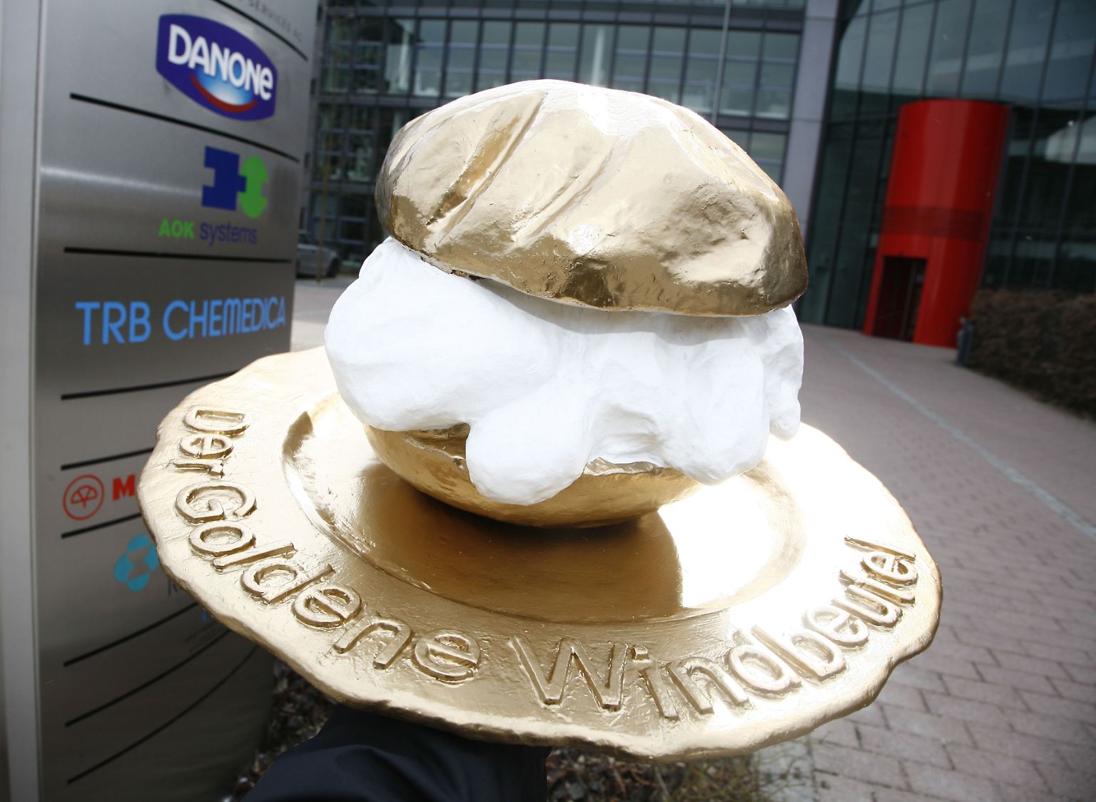 Den "Goldenen Windbeutel" verleiht der Verbraucherverein Foodwatch seit 2009 einmal jährlich. Der Negativpreis soll auf vermeintlich falsche Versprechen bei Angaben zu Lebensmitteln aufmerksam machen. Nominiert für den Titel "dreisteste Werbelüge" sind in diesem Jahr erneut fünf Produkte. Darunter das ...