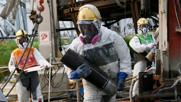 Die Arbeit im zerstörten Atomkraftwerk von Fukushima ist lebensgefährlich. Die Betreiber lassen die Arbeiter über Subunternehmen einstellen.