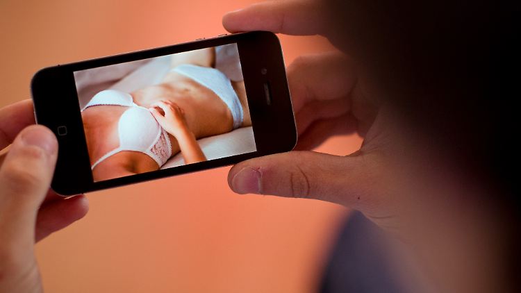 Das Smartphone wird oft für intime Fotos genutzt, was sehr riskant ist.