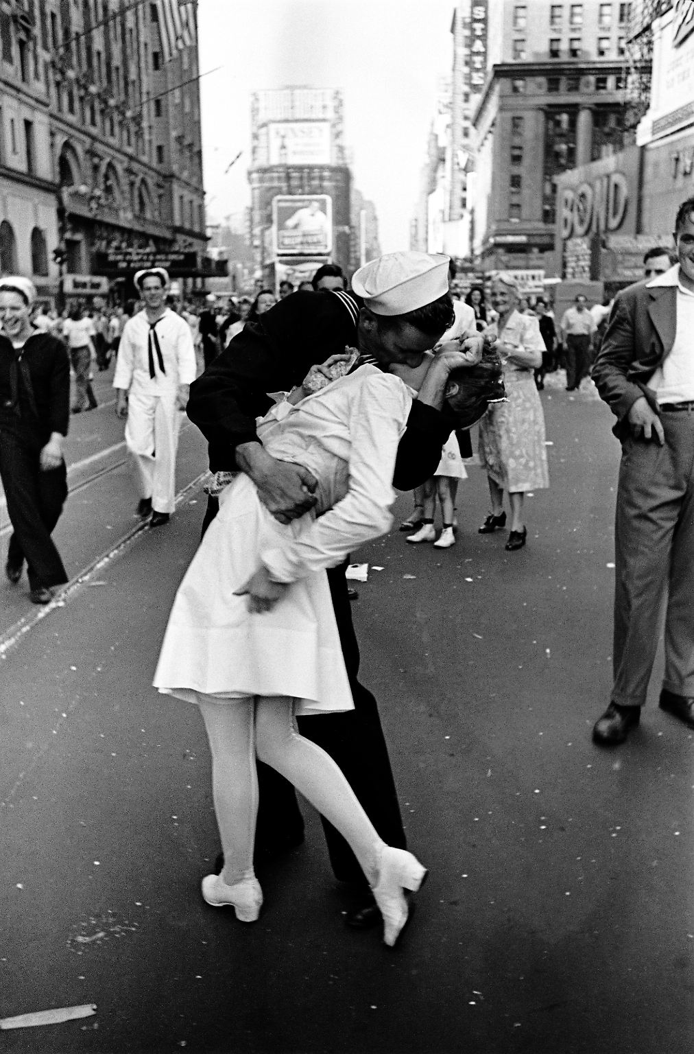 Mit Leica-Kameras wurden Fotos gemacht, die um die Welt gingen und die wohl jeder kennt - seien es die über freudige Ereignisse wie das von Alfred Eisenstaedt am "VJ Day" (Victory over Japan Day) auf dem Times Square in New York am 14. August 1945 ...