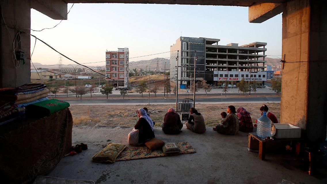 Jesiden, die dem Morden im Sindschar-Gebirge entkommen sind, leben jetzt in Rohbauten in der Stadt Dohuk im Nordirak.