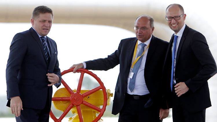 Der Regierungschef der Slowakei, Robert Fico (l.), und sein ukrainischer Amtskollege Arsenij Jatsenjuk (r.) öffnen die Versorgungsleitung.