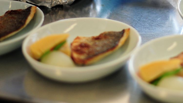 Essensschale in der Produktion der LSG. Am Frankfurter Flughafen versorgt der Lufthansa-Caterer 50 internationale Fluggesellschaften mit Bordverpflegung.