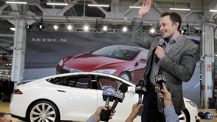 Möchten Sie vielleicht noch ein Solar-Panel zu ihrem Auto? Musk will seine Tesla-Autos und SolarCity-Solaranlagen künftig gemeinsam vertreiben. 