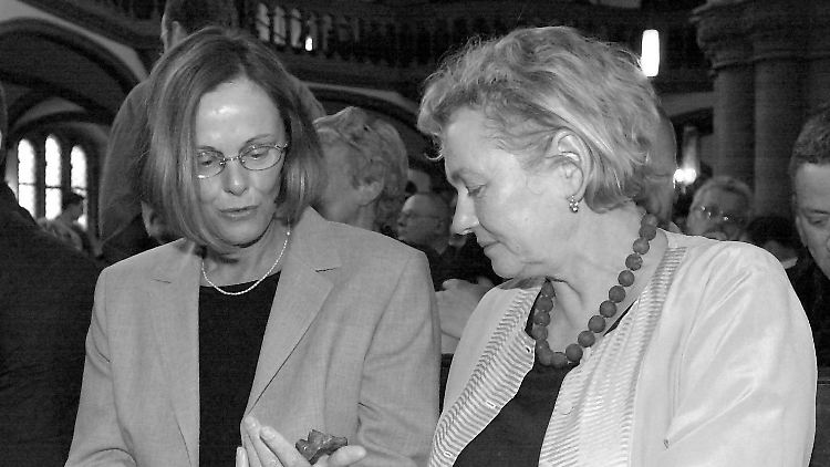 Bärbel Bohley (r.) mit Katja Havemann im Jahr 2000.
