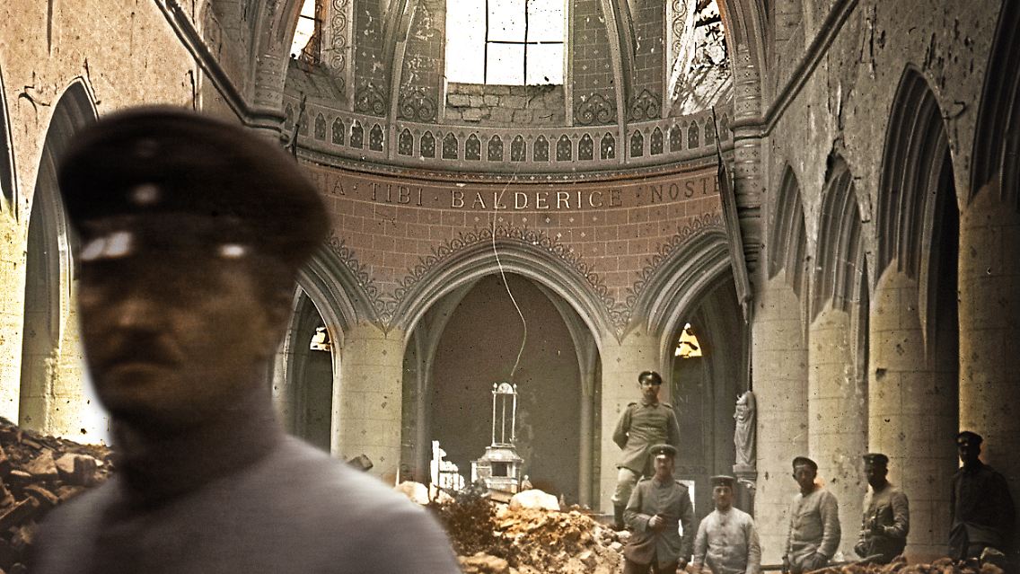 "Im Krieg - Der 1. Weltkrieg in 3D" ist der erste historische Dokumentarfilm in 3D und Farbe. Er kommt ohne Zahlen, Daten und Fakten aus - dafür führt er den Zuschauer direkt hinein ins Geschehen.