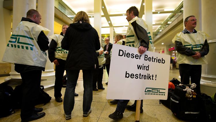 Der Warnstreik am Montag hatte nach Angaben der Bahn zu starken Beeinträchtigungen geführt. 
