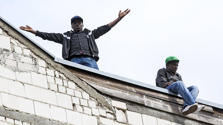 Verstehen die Welt nicht mehr: Zwei Flüchtlinge auf dem Dach des ehemaligen Hostels.