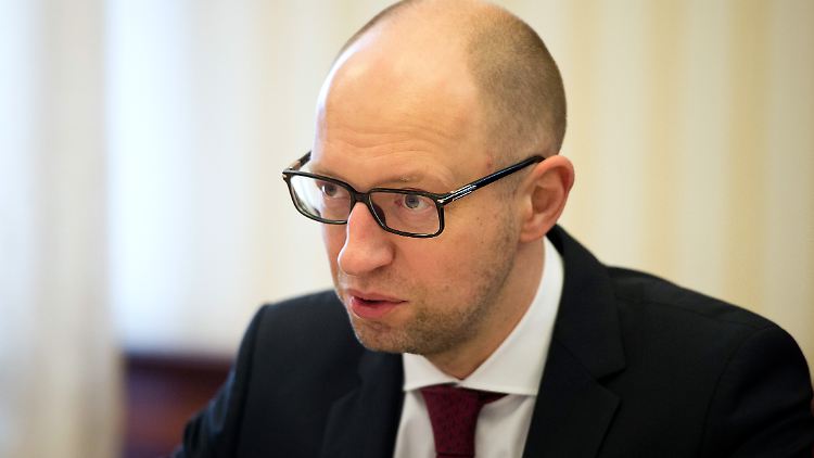 Arseni Jazenjuk rechnet mit Kosten von 100 Millionen Euro.