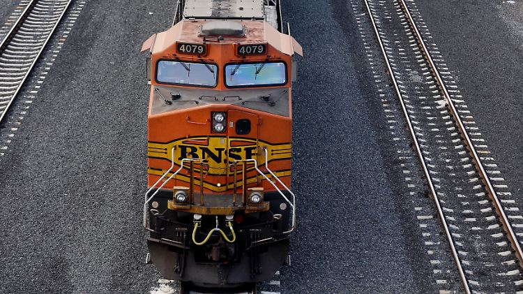 Schiene statt Pipeline: Mit schweren Dieselloks transportieren US-Bahnunternehmen Rohöl aus der Fracking-Förderung in die großen Raffineriezentren an den Küsten.