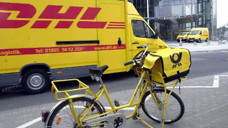 Zweirad statt Vierrad: In Ballungsräumen will die Post kleinere Paketsendungen auch per Fahrrad zustellen.