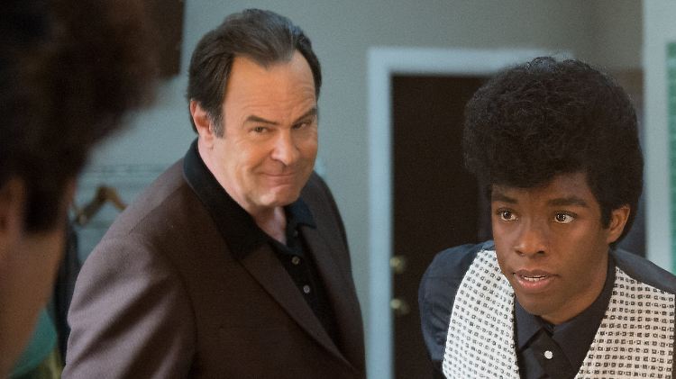 Bald wird Brown von weißen Managern (Dan "Blues Brother" Aykroyd) entdeckt - doch er ist ihnen geschäftlich ebenbürtig.