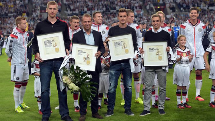 Quartett und vier Sterne - Mertesacker, Flick, Klose und Lahm (v.l.) bei ihrer Verabschiedung.