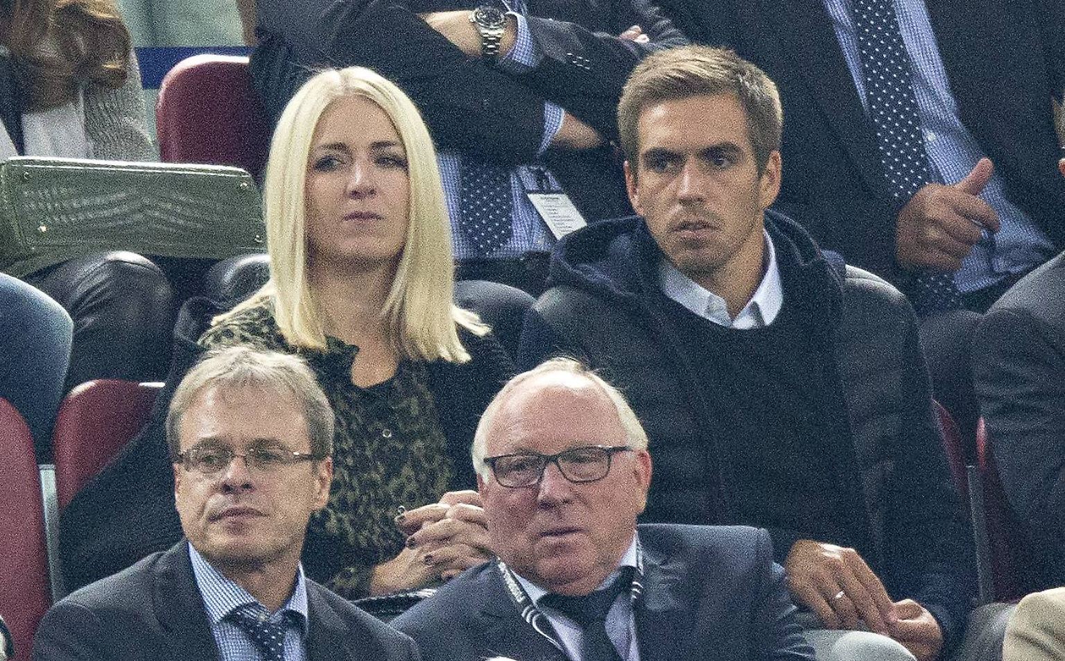 Philipp Lahm kann es nicht glauben, ...