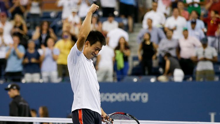 Kei Nishikori setzt sich gegen Stanislas Wawrinka durch.