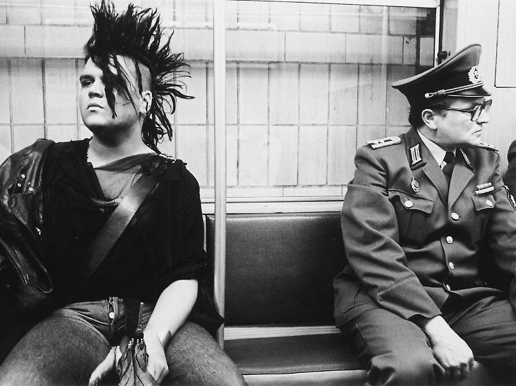Pummelpunk mit Shamtu-Iro: Sven Marquardt 1985 in der U-Bahn neben einem Volkspolizisten.
