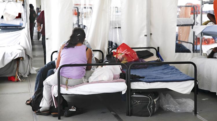 Erstaufnahmeeinrichtung für Asylbewerber im bayerischen Zirndorf: Geht es nach dem Willen der Union, sollen Flüchtlinge zügig abgeschoben werden, wenn sie keine Aussicht auf Erfolg ihres Antrags haben.