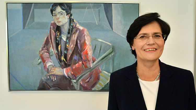 Christine Lieberknecht (hier im Landtag neben einem Porträt von sich) braucht nicht nur die Stimmen der Wähler, sondern auch die der SPD.